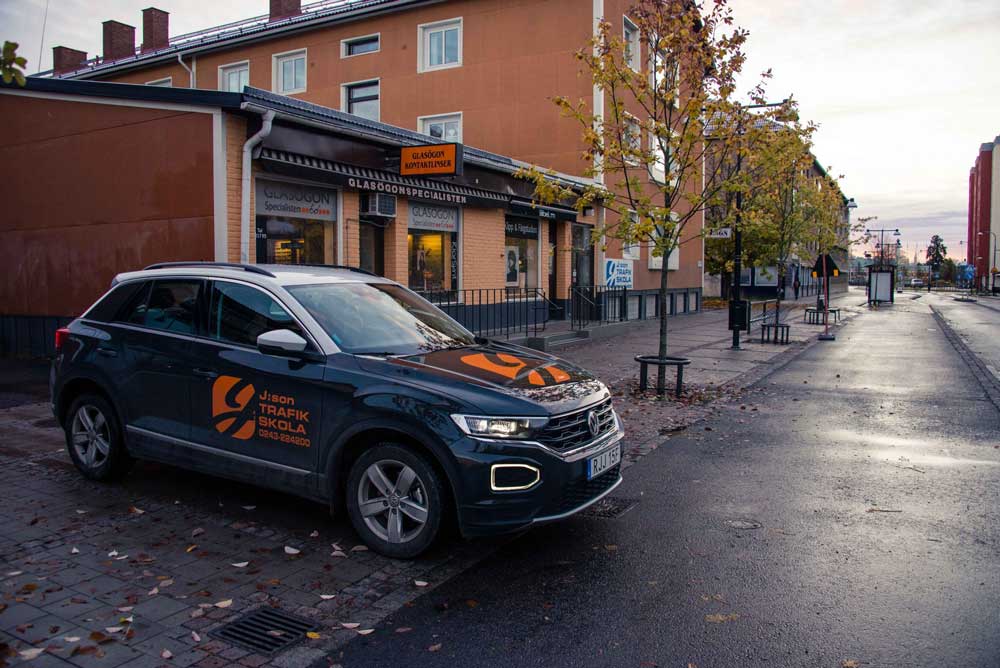 Körskolans bil parkerad utanför kontoret